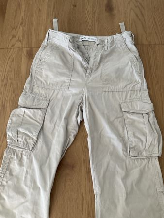 Cargo Hose Bershka beige hell mit Taschen Gr. 38