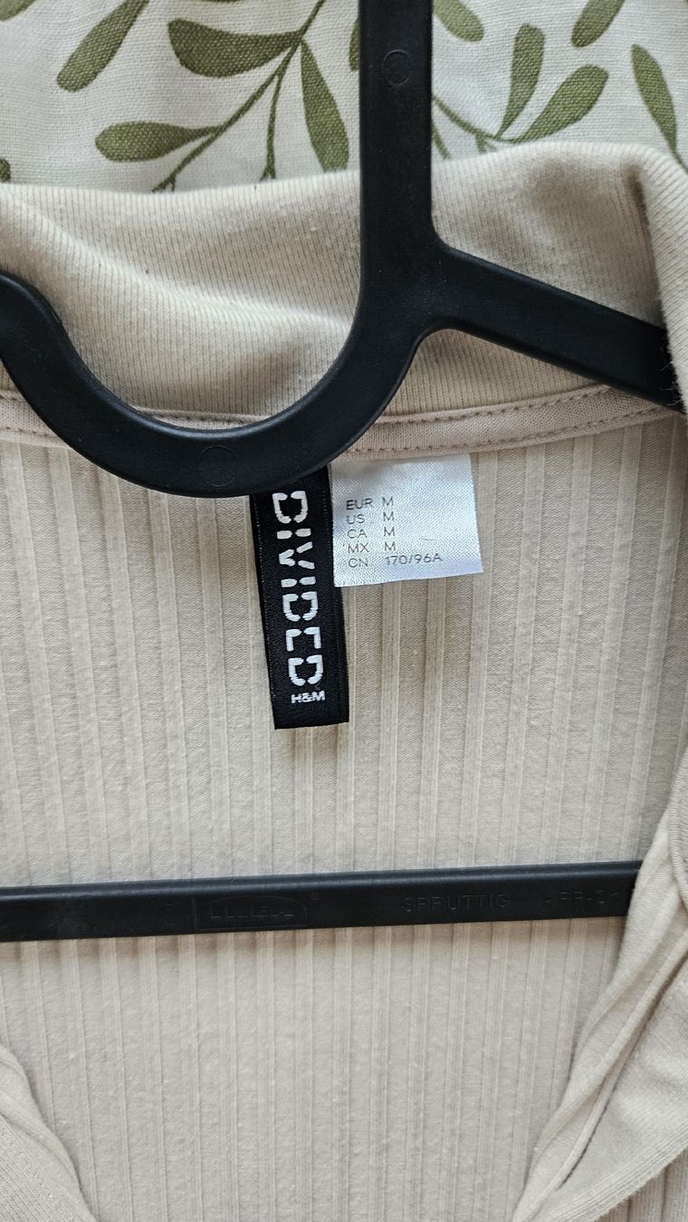 H&M Vestiti: H&M geripptes Midikleid Gr. M beige – Usato da Niederbüren venduto da isa_s9jx 1