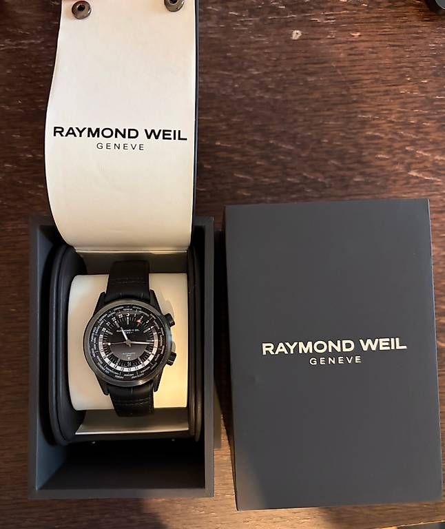 Raymond Weil Montres: Raymond Weil - Freelancer GMT - Black dial – Neuf avec emballage d'origine à Genève par Stegosaure 1