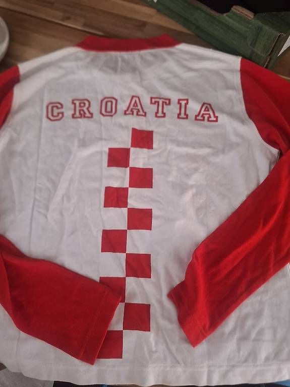 Pullover & Sweatshirts: Pull de la Croatie olympique – Gebraucht aus Monthey von australie