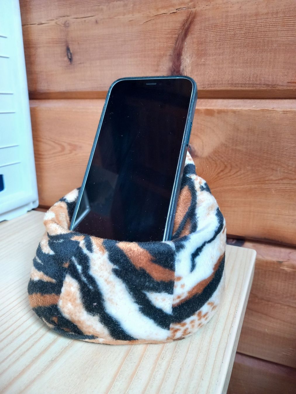 Altro in Decorazioni & Accessori: Handyständer Sitzsack im Tiger-Look – Usato da Einsiedeln venduto da David.11