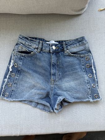 Coole Jeans Shorts mit Ösen, Grösse 36,