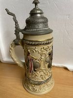 Traditioneller Relief-Bierkrug aus Steinzeug mit Zinndeckel