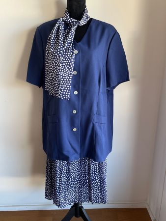 Marineblaues Ensemble mit Tupfenmuster & Foulard, Grösse 50