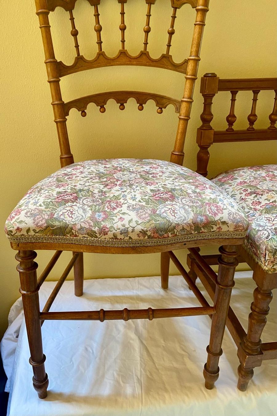 Sedie: Antike Stühle mit Blumenmuster - 2er Set – Usato da Krauchthal venduto da MEWA01 7