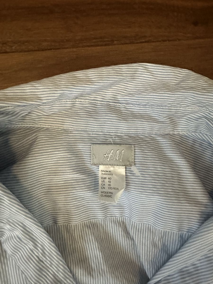 H&M Chemisiers: H&M Hemd hellblau – D'occasion à Zürich par domeldidom 1