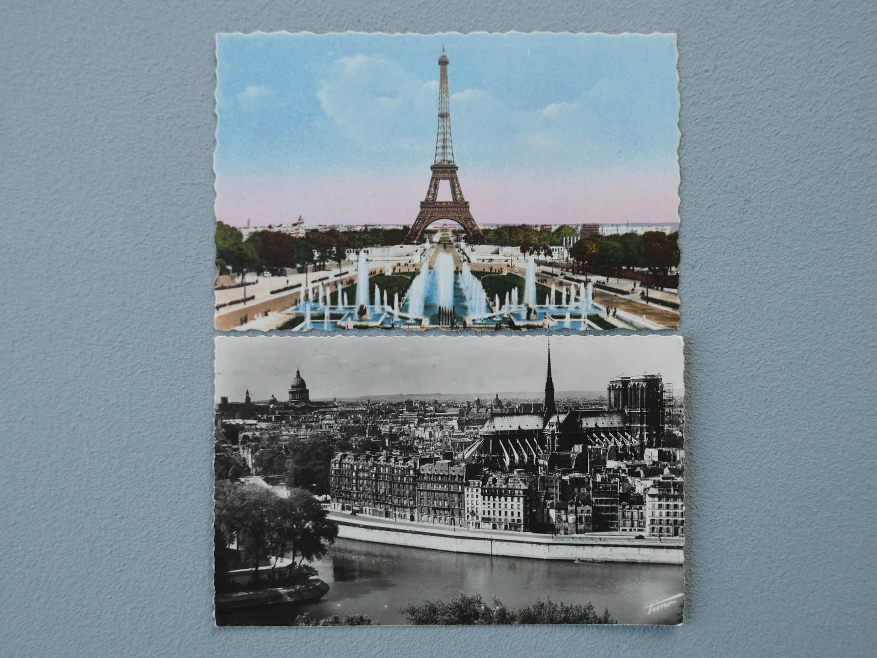 Cartoline postali: 2 ANTIKE ANSICHTSKARTEN PARIS EIFELTURM NOTRE-DAME – Usato da Balgach venduto da Zwischenraum