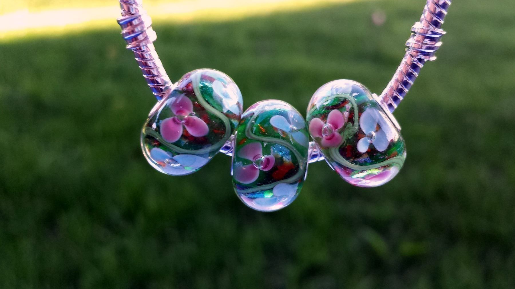 Perle (finte): LAMPWORK GRÜNE GLASPERLE MIT BLUMEN – Nuovo (secondo la descrizione) da Langenthal venduto da flowersNbirds 3