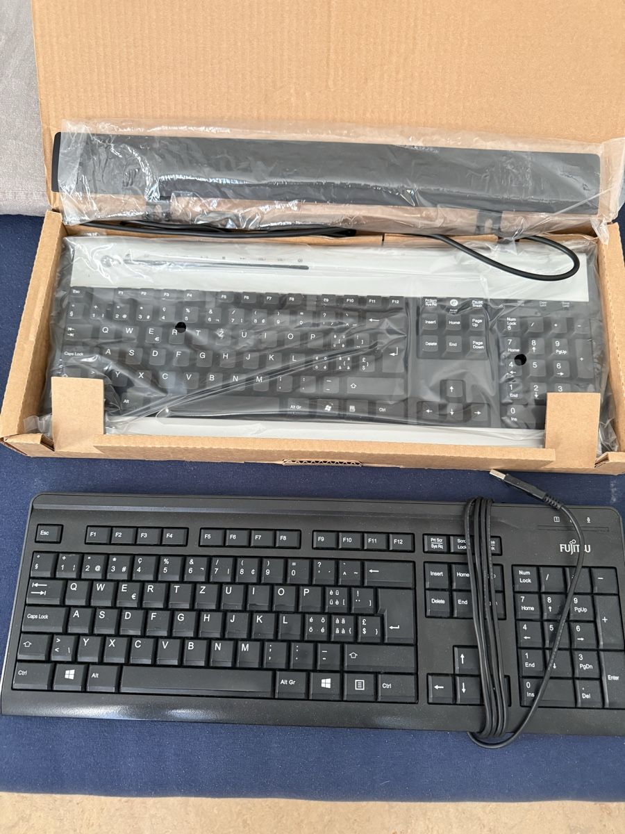 Fujitsu Tastiere: 2x Tastatur plus 1 Maus – Usato da Kriens venduto da Ceer25 1