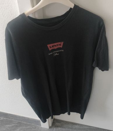 T-shirt Levi's noir, taille M - Élégant et confortable!