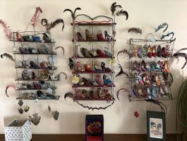 Installation artistique mini-chaussures 