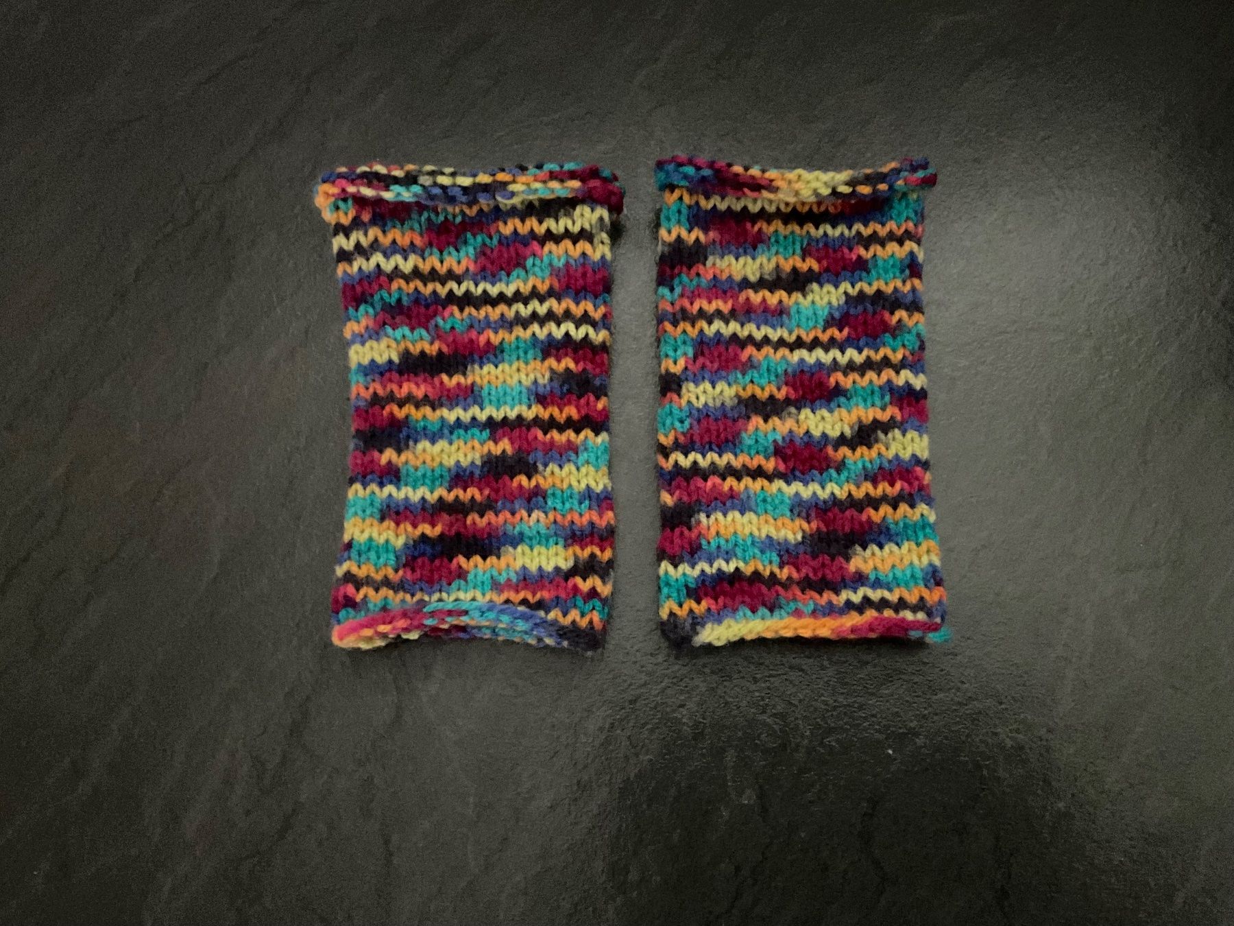 Guanti & manicotti: Handgestrickte Pulswärmer Amedisli – Nuovo (secondo la descrizione) da Wetzikon ZH venduto da FeeF