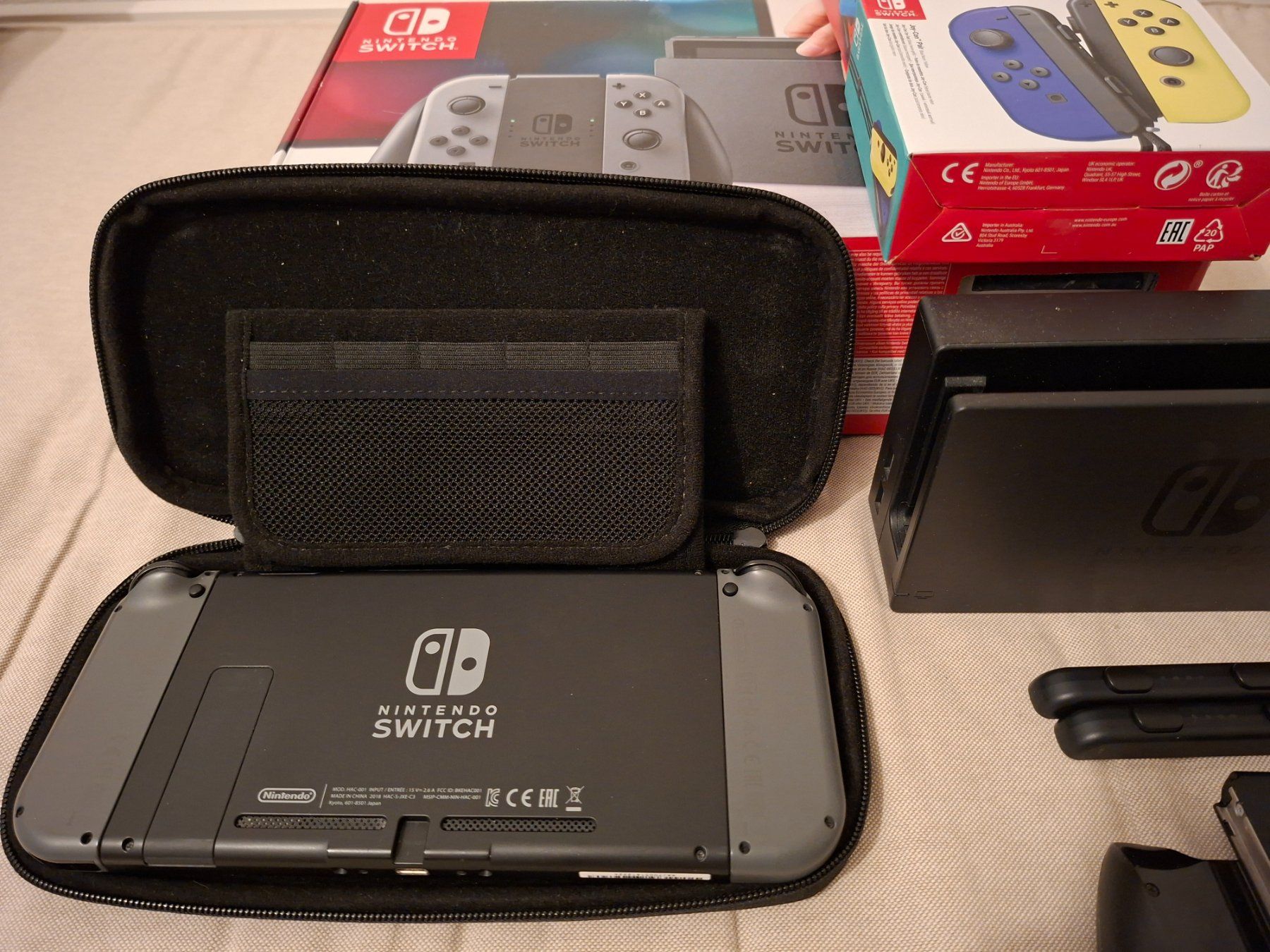 Nintendo Console: Nintendo Switch + 6 Joy-Con + Dock + Case + Accessories – Nuovo (secondo la descrizione) da Niederrohrdorf venduto da sil_lp26 1