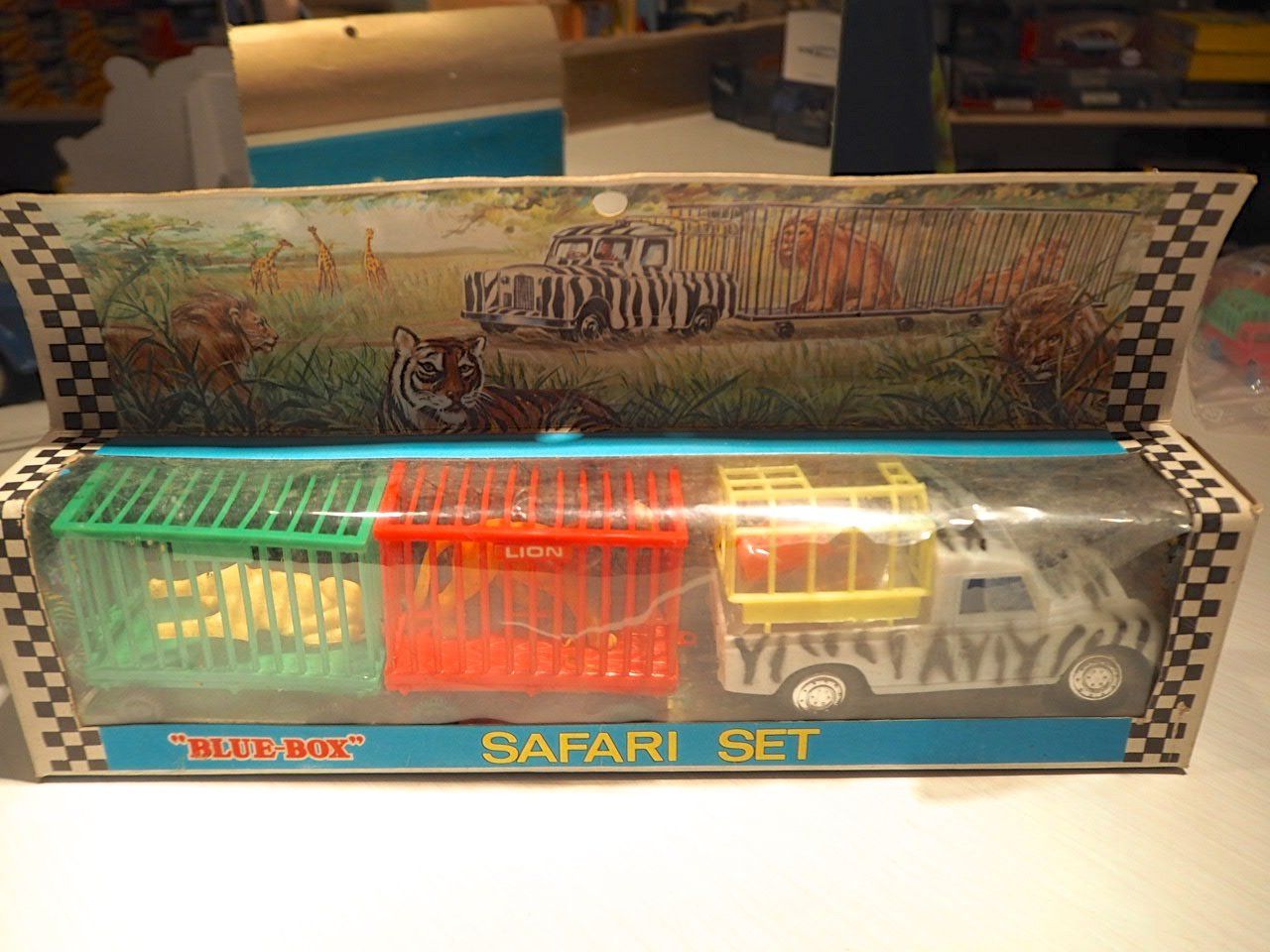 Land Rover Modellini d'auto: Land Rover Safari Set - Blue Box – Nuovo (secondo la descrizione) da Winterthur venduto da 602ccm