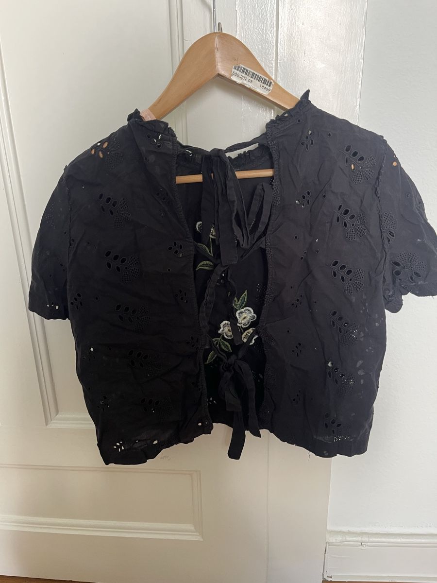Zara Tops: Haut noir brodé Zara – D'occasion à Zürich par Noemie1994 2