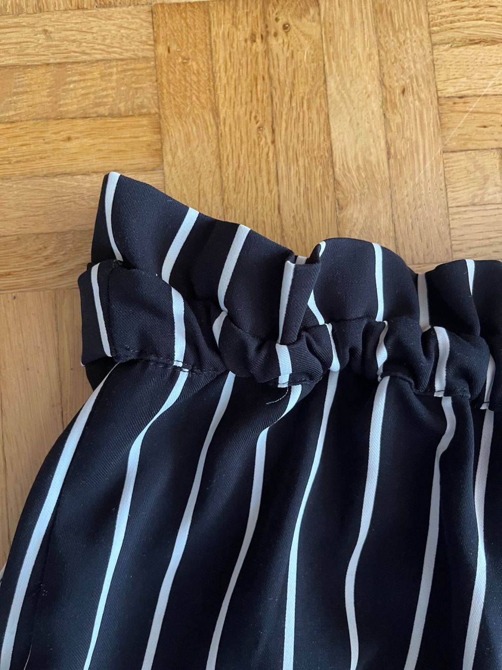 Pull&Bear Pantalons: Schwarz-weiss gestreifte Hose von Pull&Bear – D'occasion à Horw par mira_6p85 2
