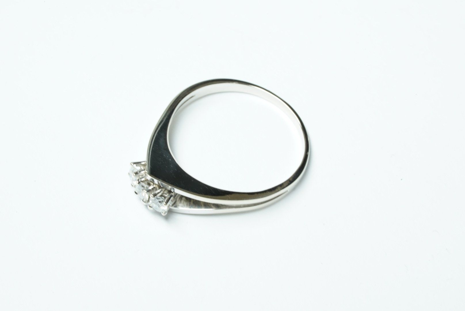 Ringe: Fingerring 18k Weissgold mit Diamanten – Gebraucht aus Bülach von Re-Jewelled 2