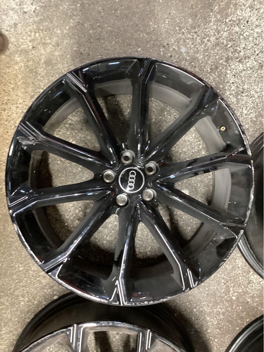 Audi Felgen: Alufelgen Audi  4 Stück  – Gebraucht aus Reichenburg von T864RX 5