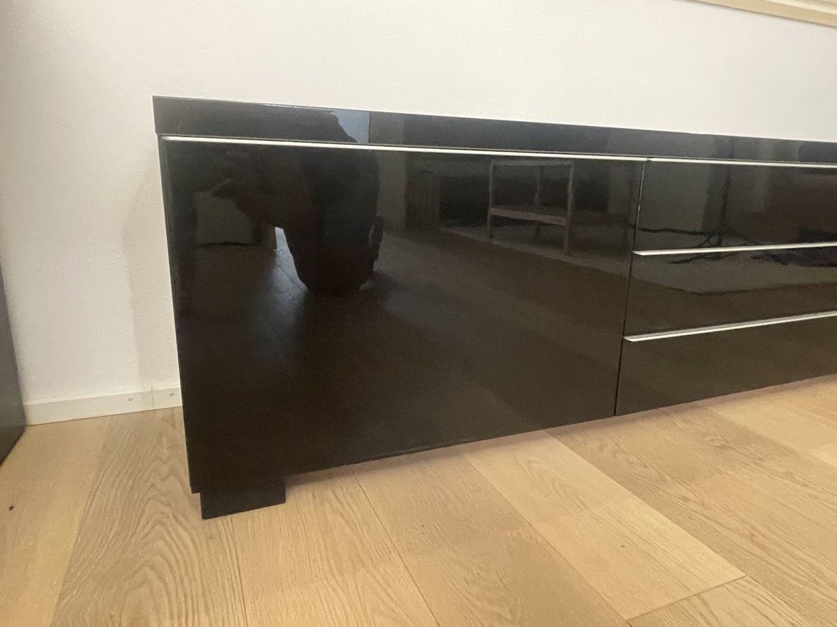 Meubles TV: TV Kommode schwarz Fernsehmöbel – D'occasion à Hergiswil NW par natejuke 1