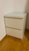 Schöner Nachttisch, weiss mit Glasplatte