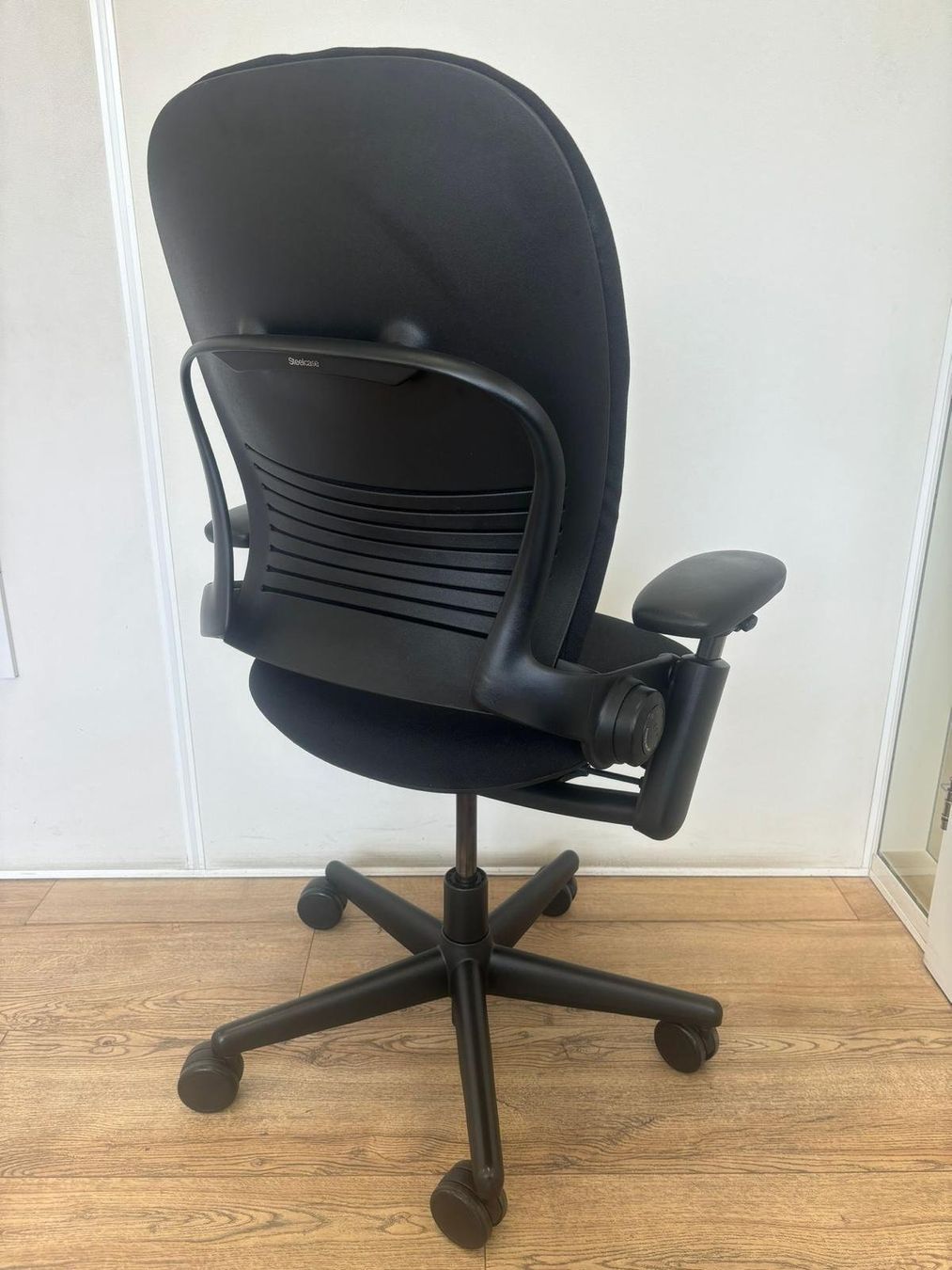 Steelcase Sedie: Refurbished Steelcase Leap Schwarz – Usato da Purmerend venduto da Offeco 1
