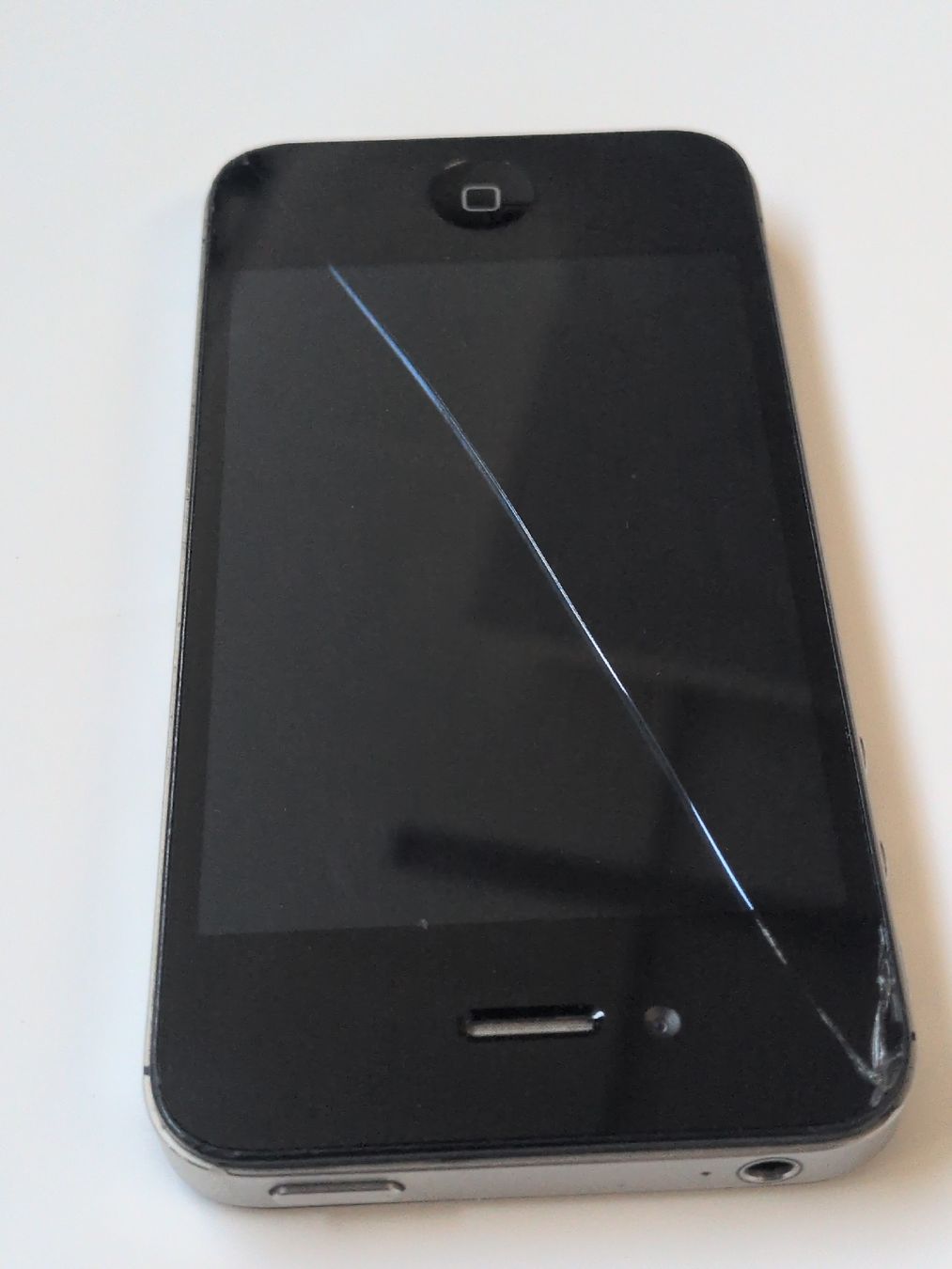 Apple Handys / Smartphones: iPhone 4s Black Used Screen Cracked – Gebraucht aus Zürich von vitibaba 1