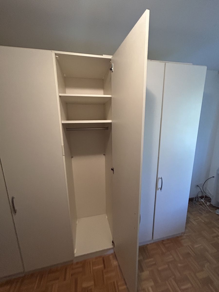 Schränke: Kleiderschrank weiss 252 cm breit – Gebraucht aus Mägenwil von Fmoesi 2