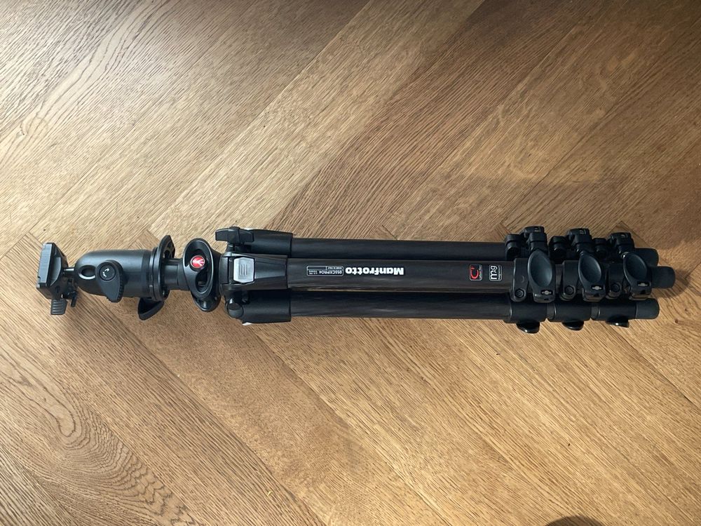 Manfrotto MT057C3-G Carbon Stativ Mit Kurbelsäule - Professionelles Kamerastativ