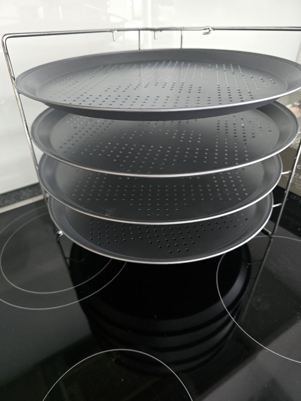 Teglie da forno: Pizzablech-Set Crofton mit 4 Blechen und Ständer fast neu – Nuovo (secondo la descrizione) da Emmenbrücke venduto da Raji23 1