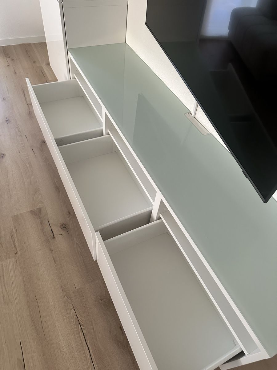 Mobili TV: Wohnwand mit viel Stauraum, Ikea – Usato da Menziken venduto da Ranma 3