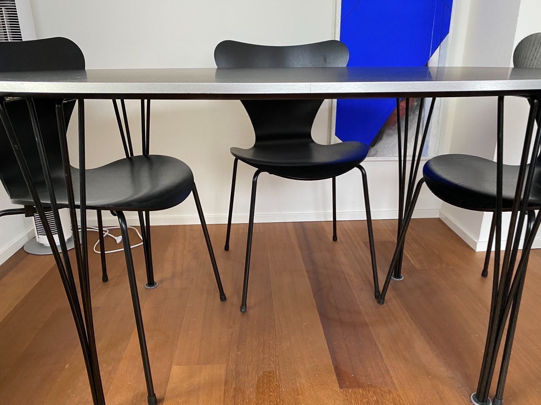 Fritz Hansen Tische: Fritz Hansen B616 / 4 Seven chairs black – Gebraucht aus zuerich von Thorleif_Tvricvm