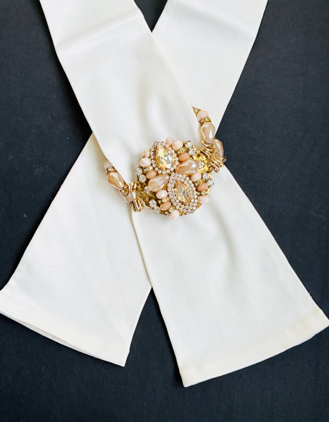 Guanti & manicotti: Weisse Vintage Satin Abendhandschuhe mit Statement Armband – Usato da Kloten venduto da Nephty 1