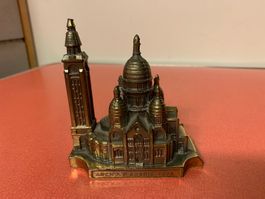 Basilika Le Sacre-court Paris, Souvenir.