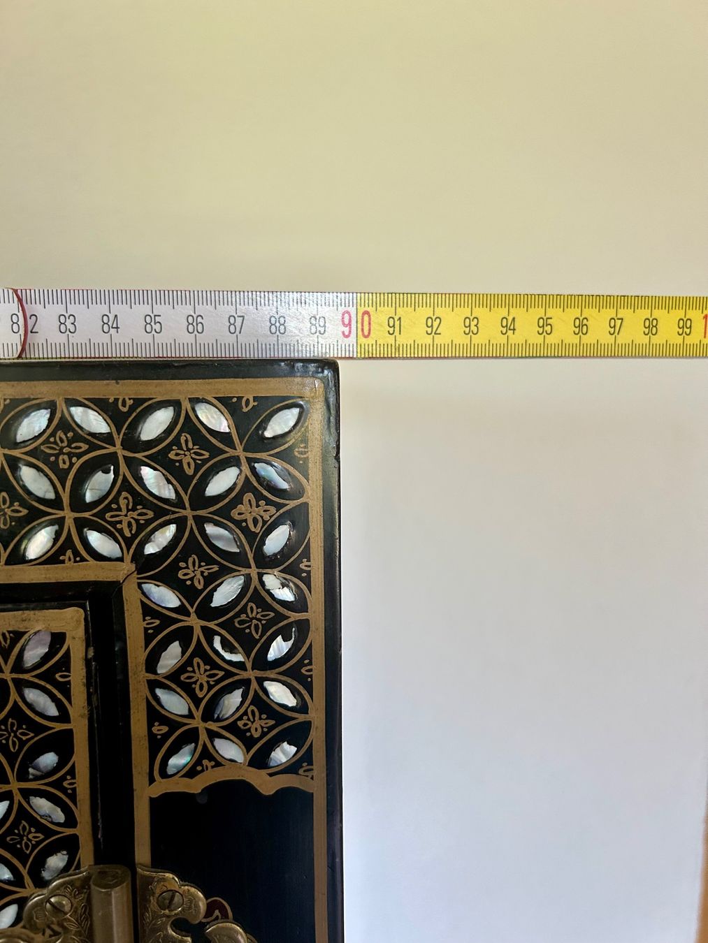 Armadi: Asiatischer Schrank mit Steinapplikationen – Usato da Untersiggenthal venduto da Pitsidia02 9