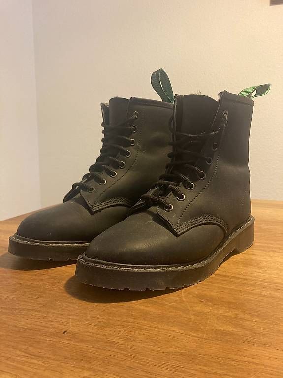 Scarpe da uomo: Solovair Boots Unisex – Usato da schaffhausen venduto da bryli