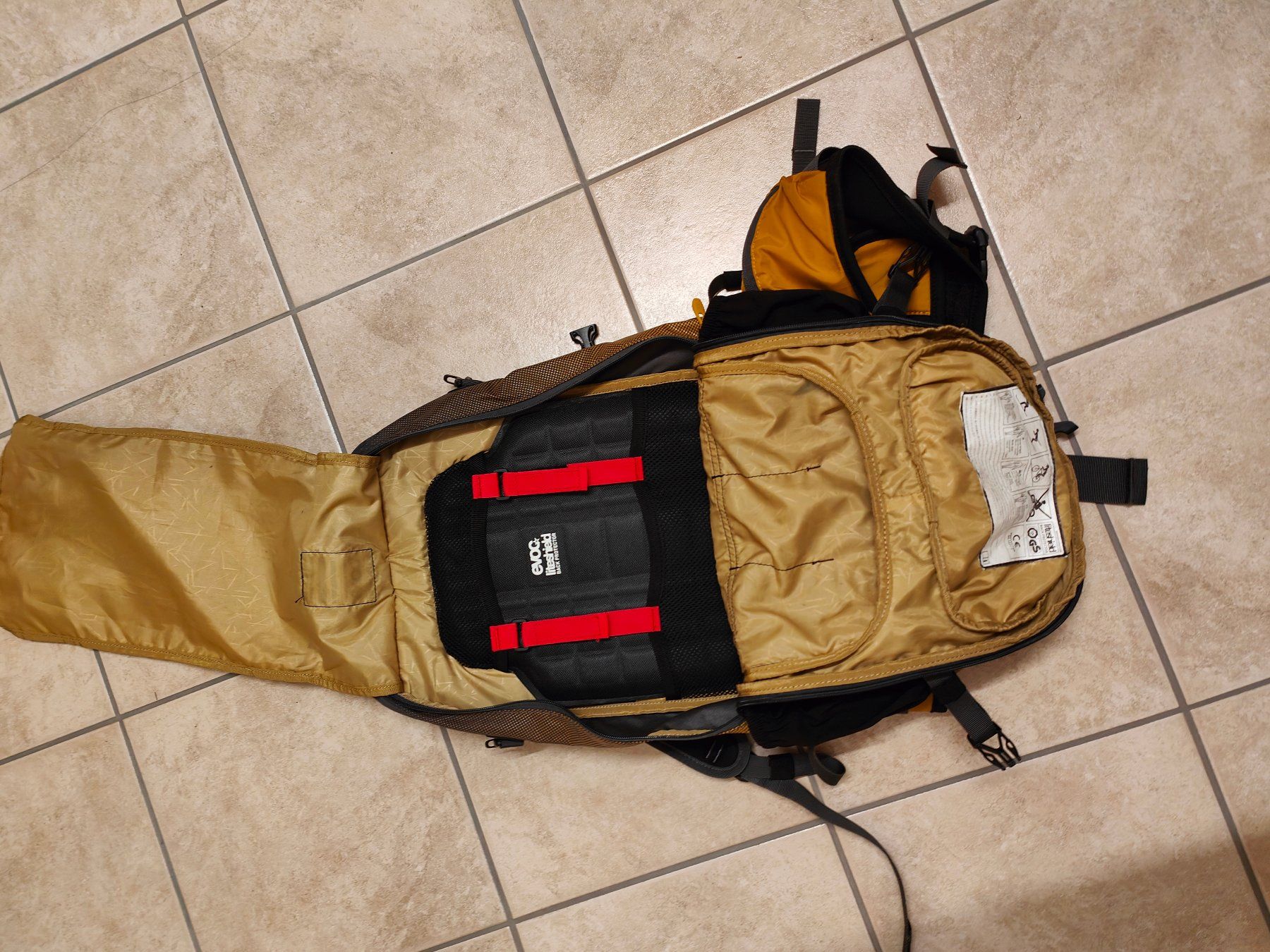 Evoc Zaini: Evoc FR Trail 16l mit Protektor + Regenhülle – Usato da Mels venduto da velo-city 4