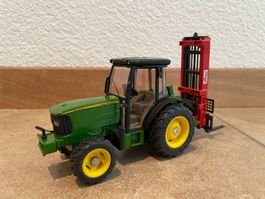 SIKU John Deere 5615 F mit Heckstapler