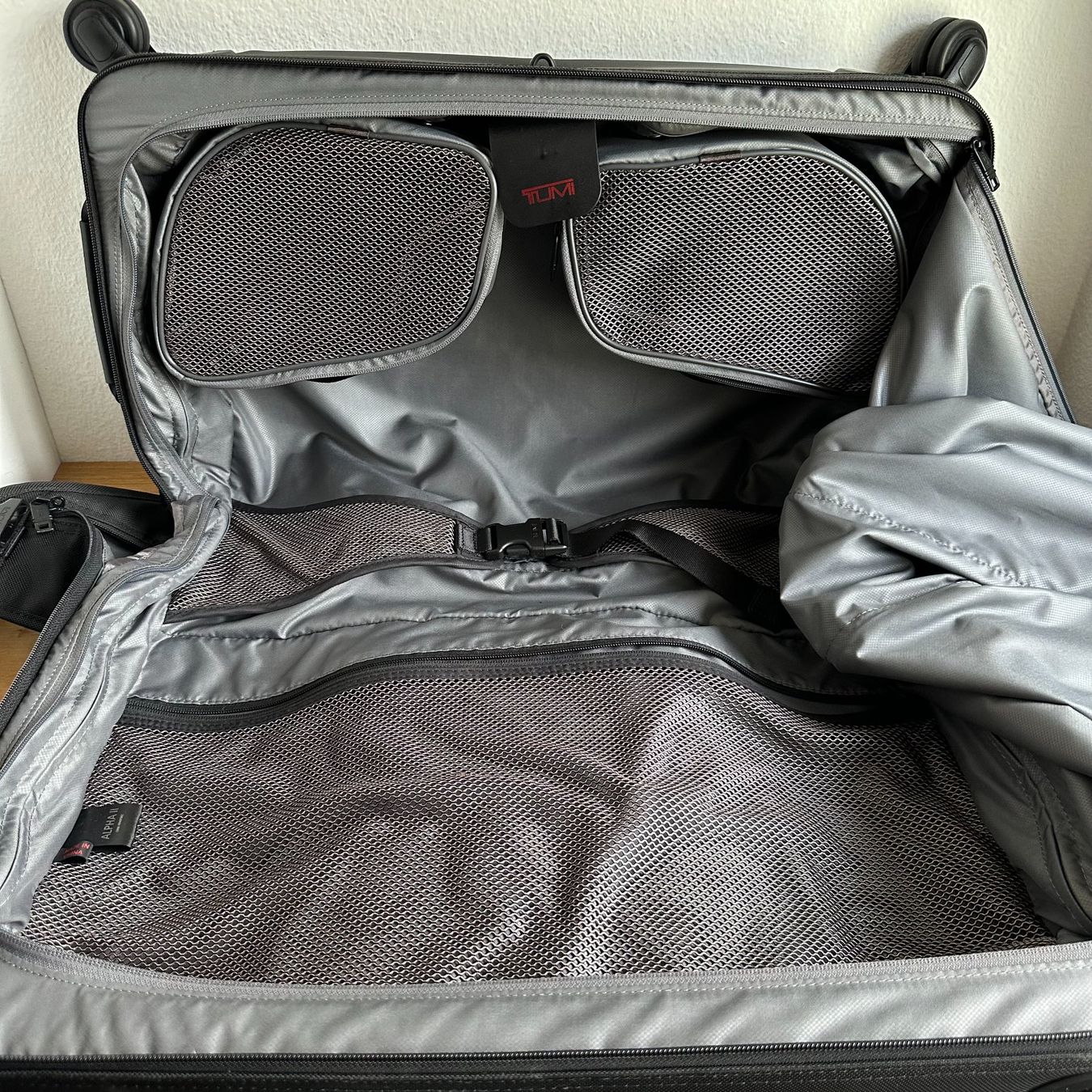Tumi Valigie: Tumi Reisegepäck/Kleidersack mit Rollen – Usato da Luzern venduto da fairflip 5