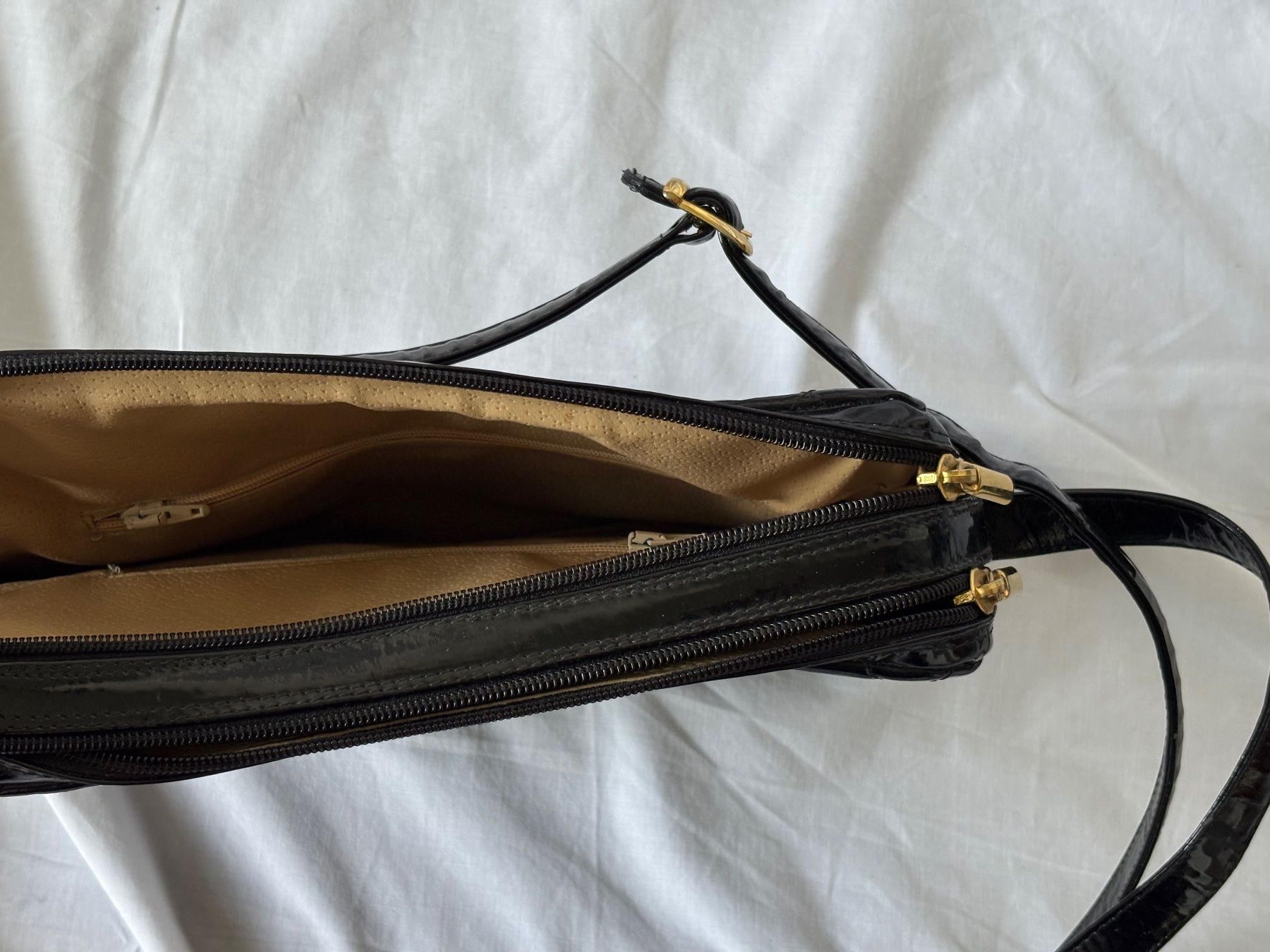 Borse da donna: Schultertasche aus Lack-Kunstleder, schwarz – Nuovo (secondo la descrizione) da Oberrieden venduto da pet_n2c2 4