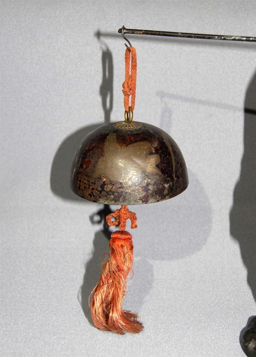 Statuette: Gong-Träger oder -Verkäufer mit 3 Gongs - Kuriose Figur – Nuovo e nell'imballaggio originale da Geroldswil venduto da ARTEFACTO 3