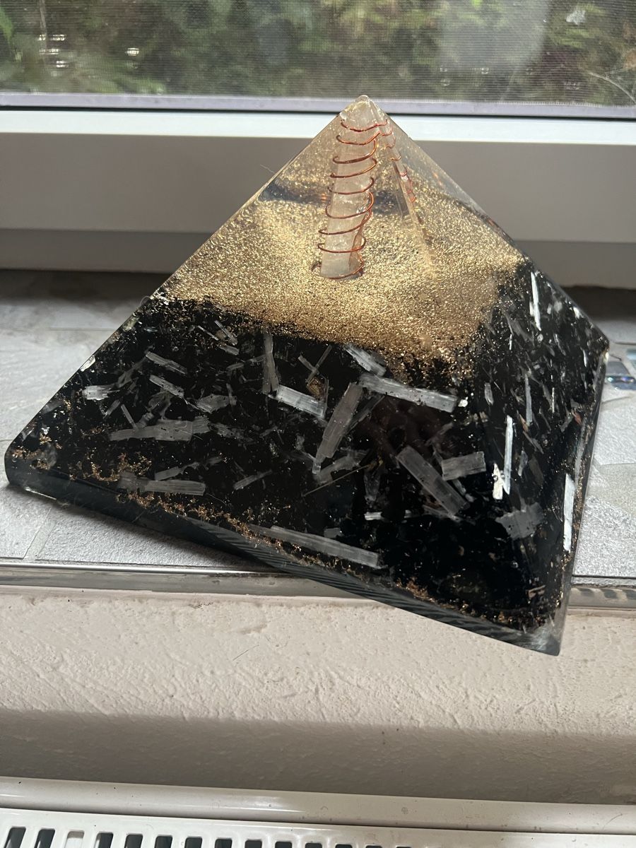Minerali & Pietre curative: Leistungsstarke Pyramide – Usato da Aarberg venduto da Edelschungit 3