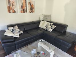 Schwarzes Ecksofa mit Gebrauchsspuren, ideal für WG 🛋️
