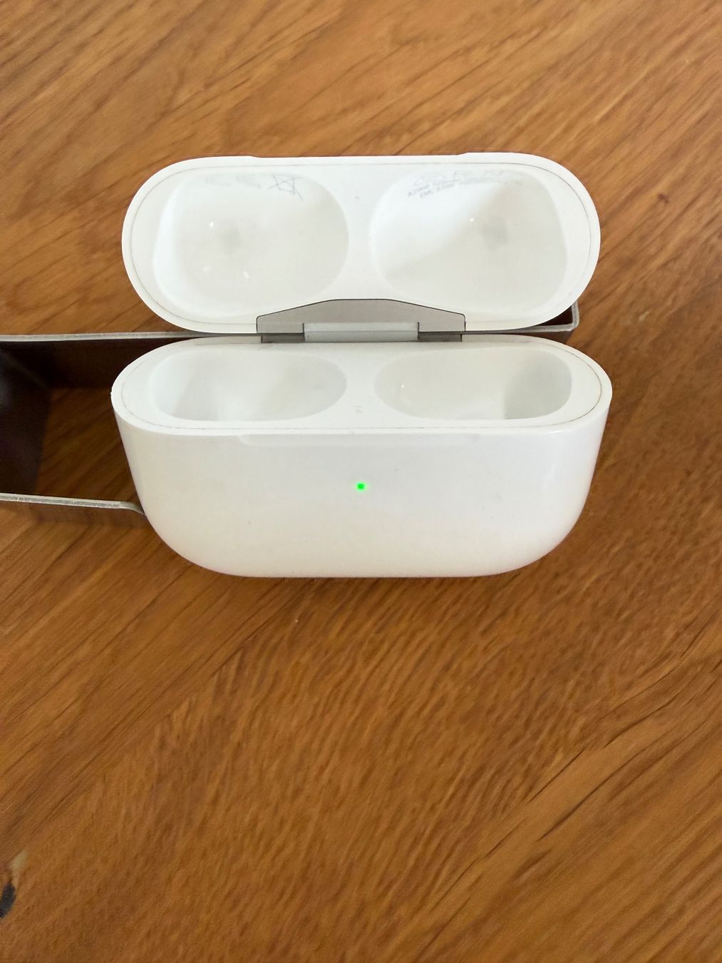 Apple Cuffie: APPLE AirPods Pro 2 Charging Case – Usato da Lausanne venduto da Nine1982