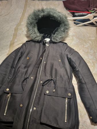 Guess Winterjacke mit Kapuze, Grösse XS - sehr guter Zustand