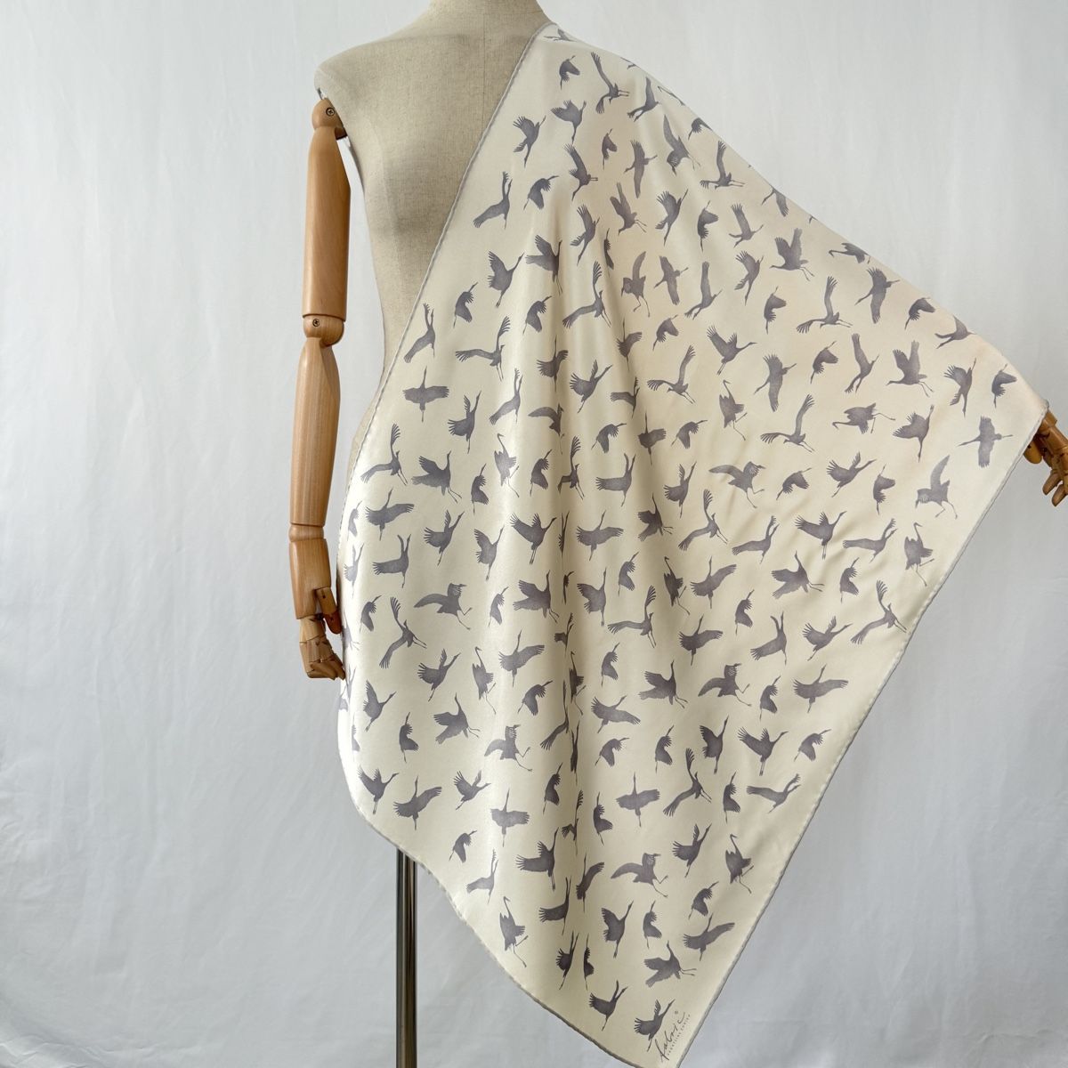 Fabric Frontline Foulard & Sciarpe: FABRIC FRONTLINE Silk Scarf – Nuovo (secondo la descrizione) da Emmen venduto da Avviivva_Com2023