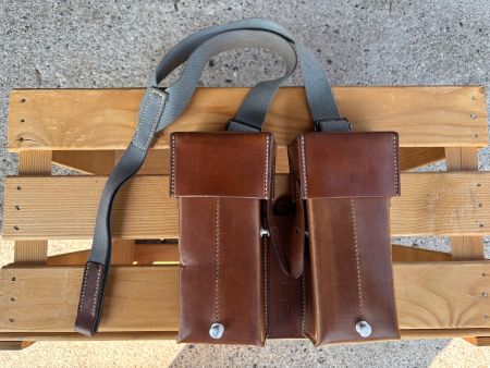 sehr schöne Ledertaschen / Magazintaschen Schweizer Militär
