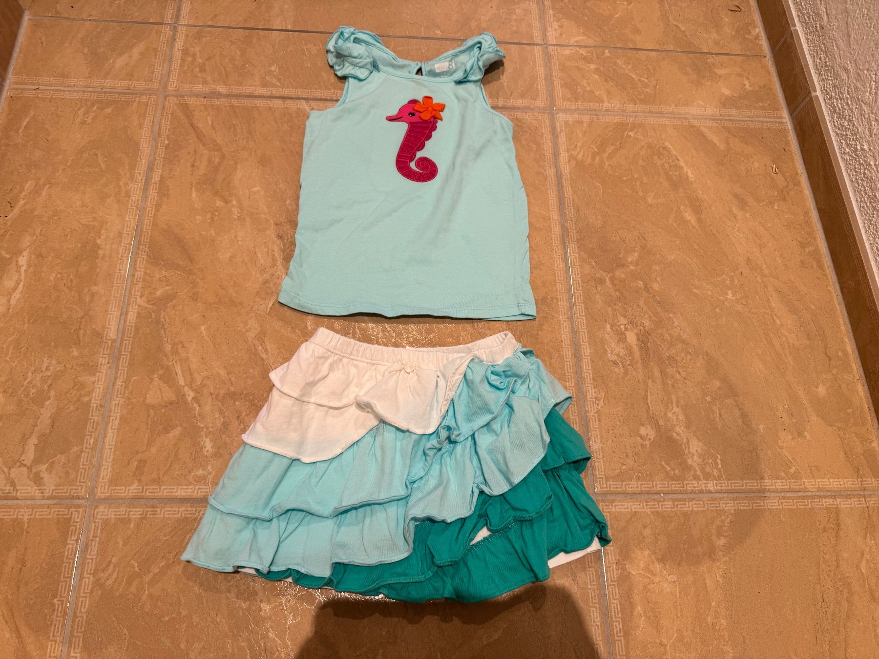 Gymboree Lotti & Set di vestiti: Gymboree NWT Seepferdchen Set, 4J 104 – Nuovo (secondo la descrizione) da Klingnau venduto da Markus14