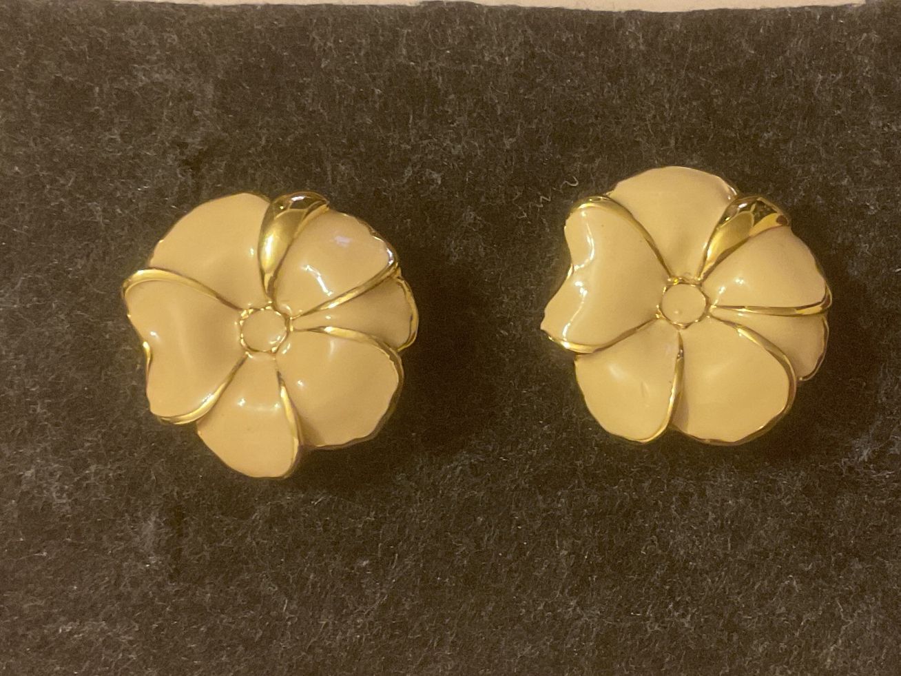 Ohrringe & -stecker: Vintage Ohrclips, Blumen Design, Creme – Gebraucht aus Uznach von Ya_x7x6