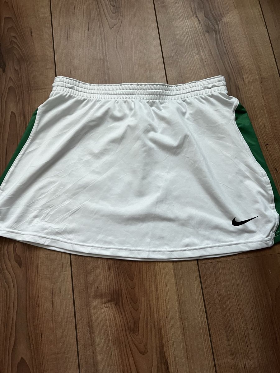 Nike Gonne: Nike Jupe weiss/grün Grösse M  – Usato da Thierachern venduto da sha_r8ly