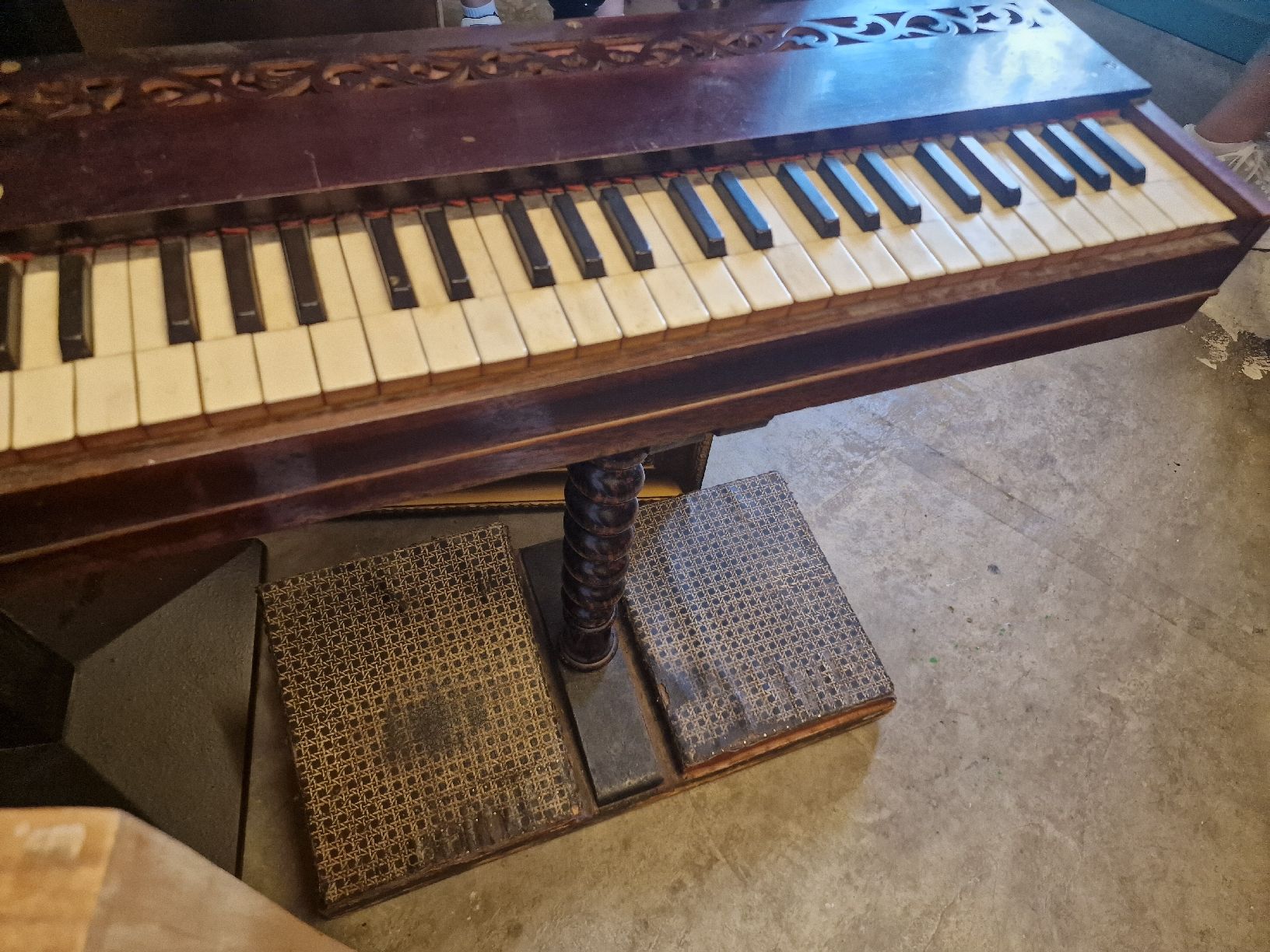 Strumenti musicali: Harmonium ancien en bois sculpté,  – Difettoso da La Chaux-de-Fonds venduto da Ric_m628 1